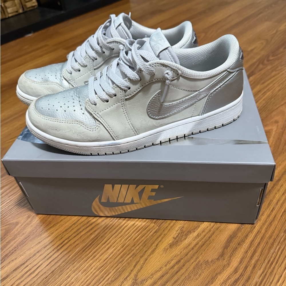 Nike Air Jordan 1 Retro Low OG l Metallic Silver Size 8.5. comes with box
